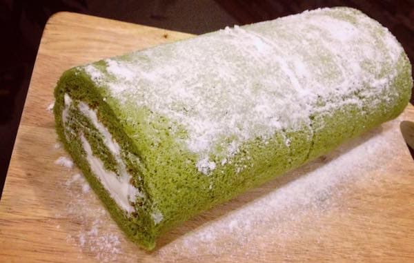 cach-lam-banh-Matcha-Cocea-Roll-Cake1