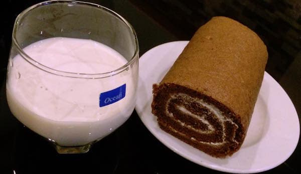 cach-lam-banh-Matcha-Cocea-Roll-Cake2