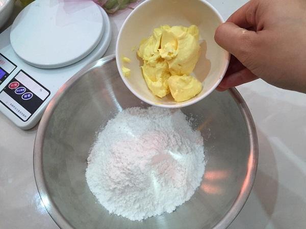 Trộn bơ và bột làm bánh táo