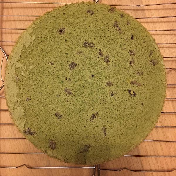 Cách làm bánh bông lan trà xanh và nho ngon