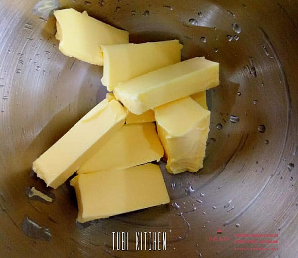 Cắt bơ ra thành miếng nhỏ để hoà đều với đường