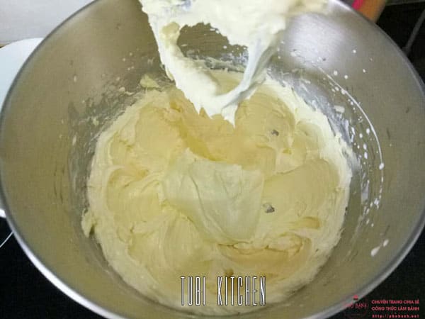 Bơ sau khi cho vani, whip và lòng trắng vào.